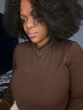 Snapshot of Boneca25 chatting on 10/25/25, 09:06 Boneca25 online show from 10/25/25, 09:06