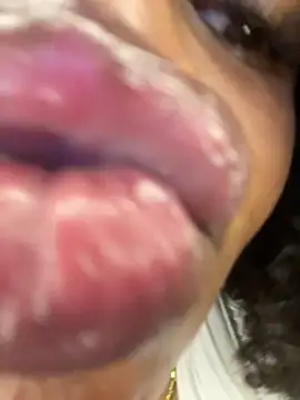 Snapshot of Boneca25 chatting on 11/12/25, 06:14 Boneca25 online show from 11/12/25, 06:14