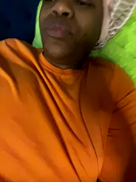 Snapshot of Boneca25 chatting on 11/17/25, 06:30 Boneca25 online show from 11/17/25, 06:30