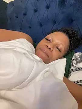 Snapshot of Boneca25 chatting on 11/18/25, 09:08 Boneca25 online show from 11/18/25, 09:08