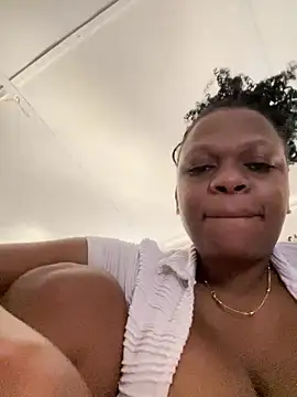 Snapshot of Boneca25 chatting on 11/23/25, 07:08 Boneca25 online show from 11/23/25, 07:08