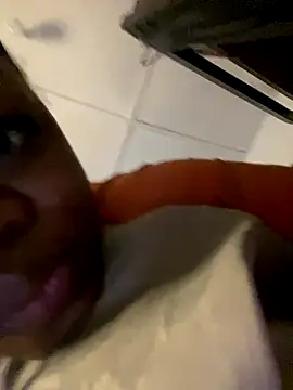 Snapshot of Boneca25 chatting on 11/25/25, 05:29 Boneca25 online show from 11/25/25, 05:29