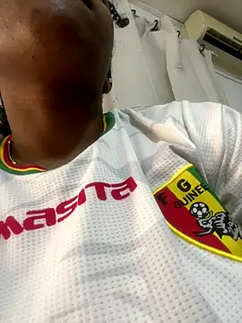 Snapshot of Boneca25 chatting on 11/26/25, 09:43 Boneca25 online show from 11/26/25, 09:43