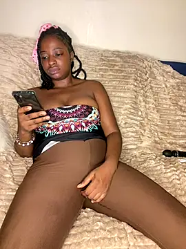 Snapshot of Boneca25 chatting on 12/19/25, 10:11 Boneca25 online show from 12/19/25, 10:11