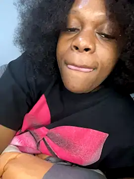 Snapshot of Boneca25 chatting on 12/22/25, 10:23 Boneca25 online show from 12/22/25, 10:23