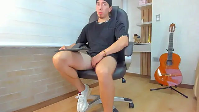 Snapshot of Tombarden chatting on 11/24/25, 07:13 Tombarden online show from 11/24/25, 07:13