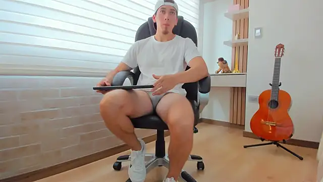 Snapshot of Tombarden chatting on 11/26/25, 07:04 Tombarden online show from 11/26/25, 07:04