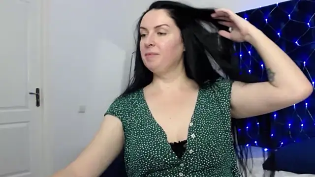JacquelineElle online show from 02/03/25, 09:39