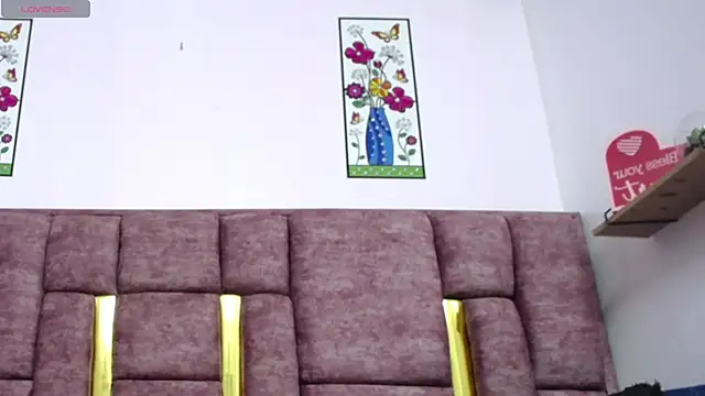 VICTORIAHANK  online show from 04/17/26, 07:17