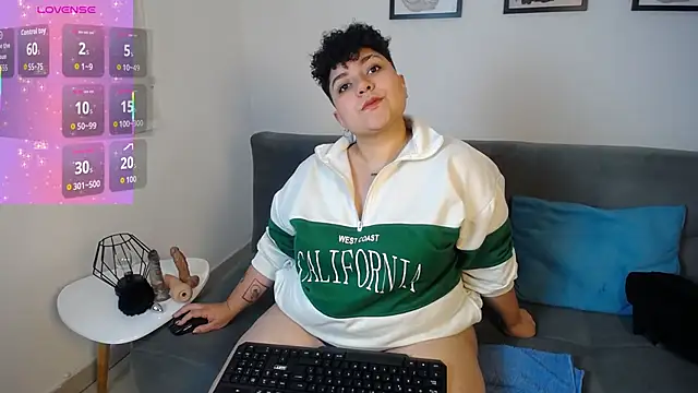 Snapshot of curly_cam_queen69 chatting on 09/19/25, 03:08 curly cam queen69 online show from 09/19/25, 03:08