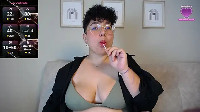 Snapshot of curly_cam_queen69 chatting on 10/01/25, 03:34 curly cam queen69 online show from 10/01/25, 03:34