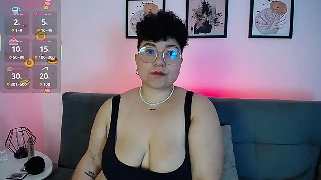 Snapshot of curly_cam_queen69 chatting on 10/20/25, 11:38 curly cam queen69 online show from 10/20/25, 11:38