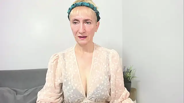Snapshot of MargaretMilf69 chatting on 09/27/25, 07:02 MargaretMilf69 online show from 09/27/25, 07:02