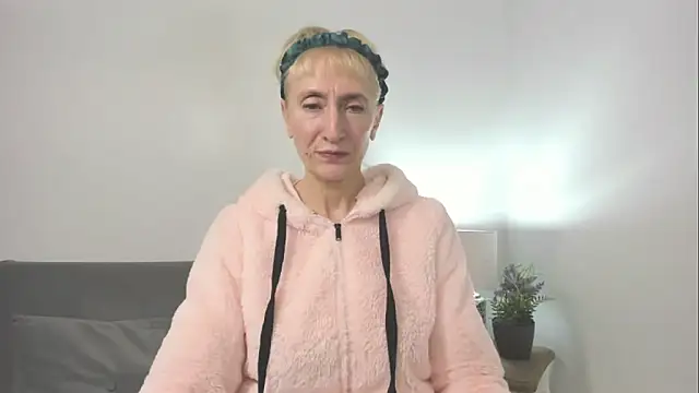 Snapshot of MargaretMilf69 chatting on 10/15/25, 03:12 MargaretMilf69 online show from 10/15/25, 03:12