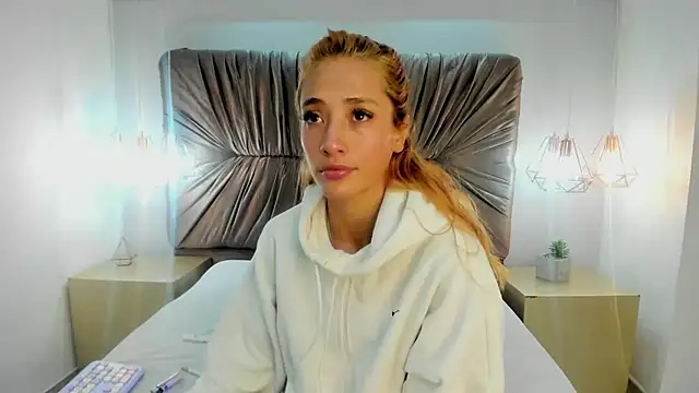 zoe taylorr1 online show from 02/25/25, 04:24