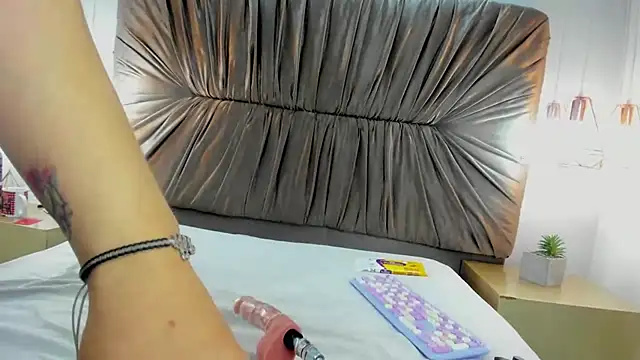 zoe taylorr1 online show from 03/02/25, 07:21