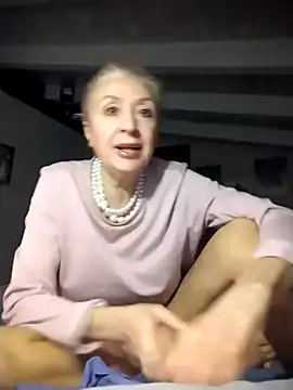 Snapshot of divinaerotica chatting on 12/14/25, 06:01 divinaerotica online show from 12/14/25, 06:01