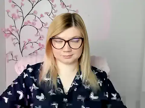 Snapshot of Lola_moree chatting on 04/22/26, 11:34 Lola moree online show from 04/22/26, 11:34