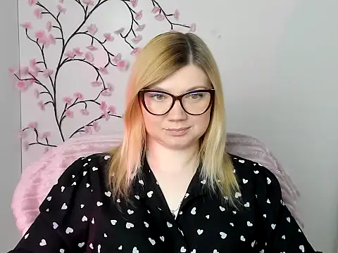 Snapshot of Lola_moree chatting on 05/11/26, 11:49 Lola moree online show from 05/11/26, 11:49