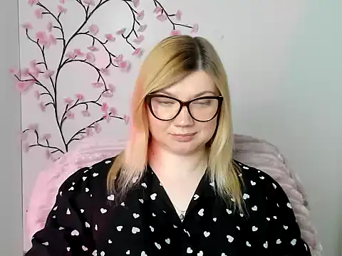 Snapshot of Lola_moree chatting on 05/11/26, 04:04 Lola moree online show from 05/11/26, 04:04