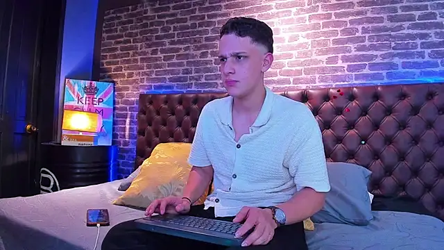 Snapshot of Thomas_May4rs chatting on 02/15/25, 04:03 Thomas May4rs online show from 02/15/25, 04:03