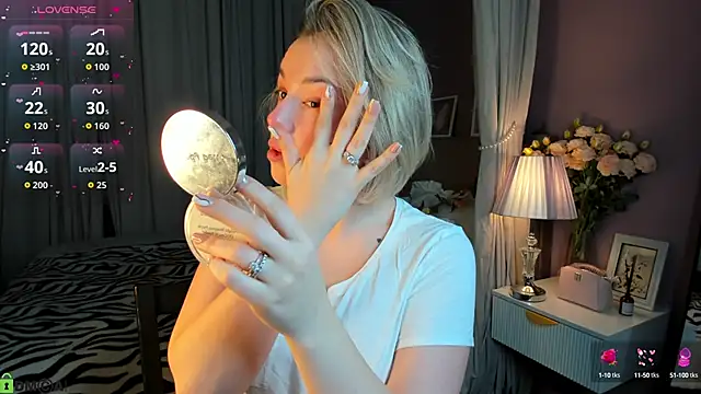 Snapshot of Nikki_Kai chatting on 10/13/25, 01:05 Nikki Kai online show from 10/13/25, 01:05