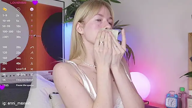 Snapshot of WhiteAnni chatting on 03/23/25, 03:10 WhiteAnni online show from 03/23/25, 03:10