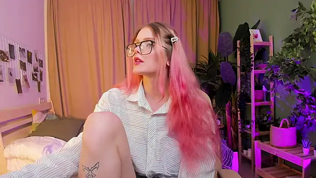 Gretchen Mol online show from 01/10/26, 07:32