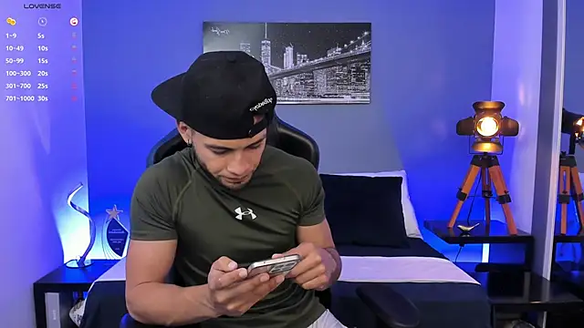 Max Conor1 online show from 10/11/25, 12:04