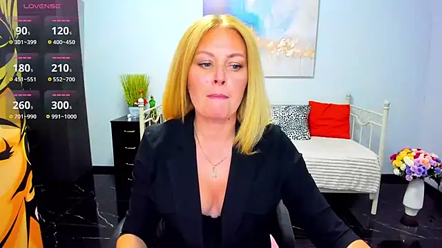 Snapshot of Mira_Whites chatting on 05/19/26, 11:49 Mira Whites online show from 05/19/26, 11:49