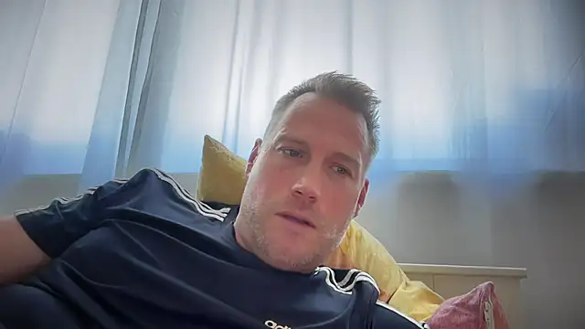 Snapshot of Christian87xxx chatting on 09/27/25, 12:21 Christian87xxx online show from 09/27/25, 12:21