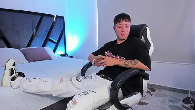 marcuscollins1  online show from 10/04/25, 02:59