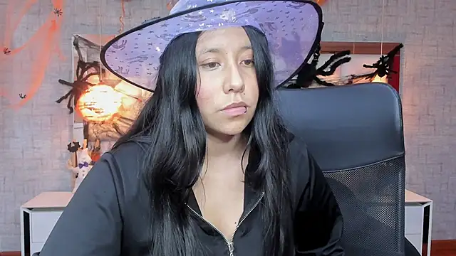 Nohemi louse online show from 10/28/25, 07:05