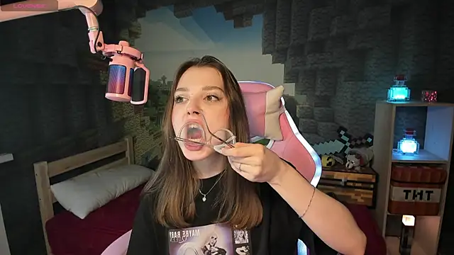 Snapshot of kaisajenner chatting on 02/05/25, 04:03 kaisajenner online show from 02/05/25, 04:03