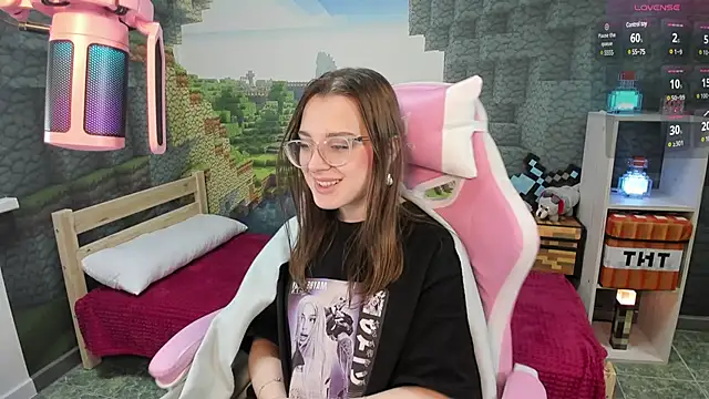 Snapshot of kaisajenner chatting on 02/05/25, 10:44 kaisajenner online show from 02/05/25, 10:44