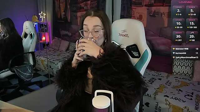 Snapshot of kaisajenner chatting on 02/19/25, 07:48 kaisajenner online show from 02/19/25, 07:48