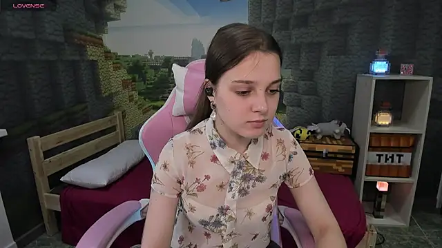 Snapshot of kaisajenner chatting on 10/21/25, 06:14 kaisajenner online show from 10/21/25, 06:14