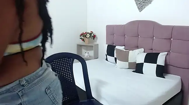 Snapshot of CanelaFierce chatting on 03/22/25, 12:25 CanelaFierce online show from 03/22/25, 12:25