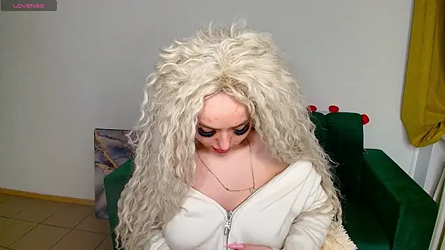 Snapshot of MissisCaty chatting on 02/12/25, 04:01 MissisCaty online show from 02/12/25, 04:01