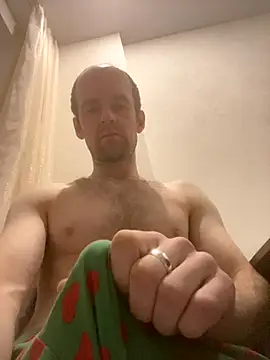 LynnAhNight online show from 10/18/25, 03:09