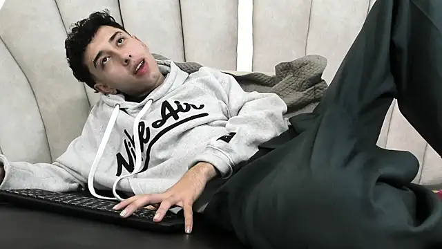 Snapshot of erickblaze_wm chatting on 02/18/25, 01:11 erickblaze wm online show from 02/18/25, 01:11