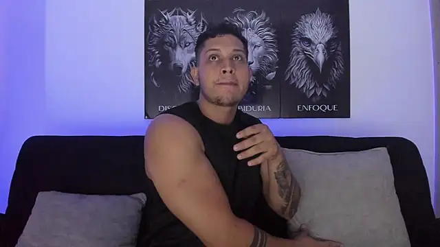 Snapshot of JohanSmith chatting on 10/28/25, 02:04 JohanSmith online show from 10/28/25, 02:04