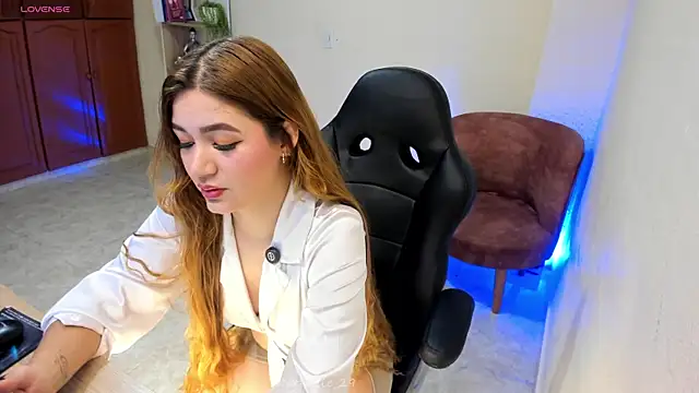 Nathalie 29 online show from 05/13/26, 01:30