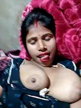 Snapshot of Miss_triha chatting on 03/21/25, 12:40 Miss triha online show from 03/21/25, 12:40