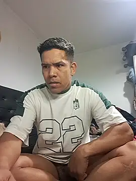 Snapshot of liamlara chatting on 09/14/25, 05:06 liamlara online show from 09/14/25, 05:06