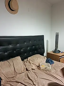 Snapshot of liamlara chatting on 09/30/25, 03:11 liamlara online show from 09/30/25, 03:11