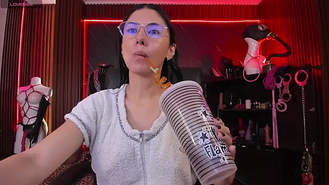 XiaQueen online show from 11/25/25, 11:32