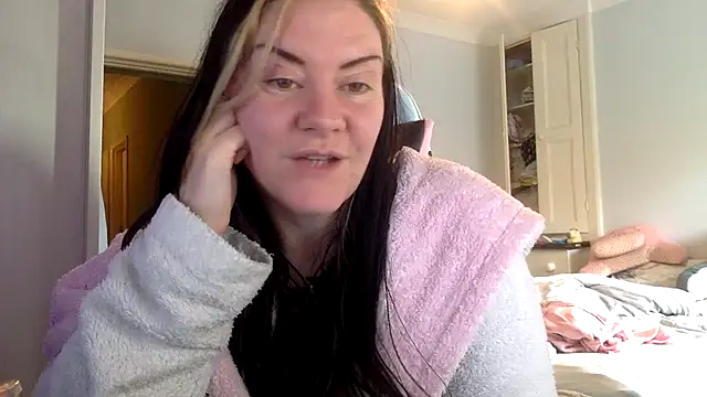 Snapshot of AureliaXOX chatting on 02/05/25, 02:16 AureliaXOX online show from 02/05/25, 02:16