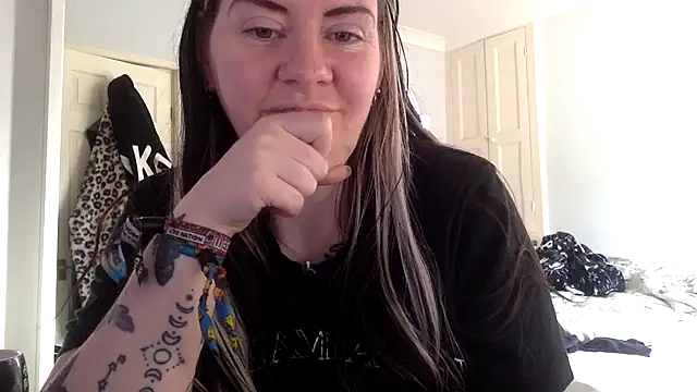 Snapshot of AureliaXOX chatting on 02/06/25, 01:54 AureliaXOX online show from 02/06/25, 01:54