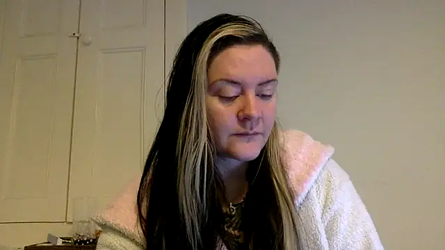 Snapshot of AureliaXOX chatting on 02/12/25, 09:20 AureliaXOX online show from 02/12/25, 09:20